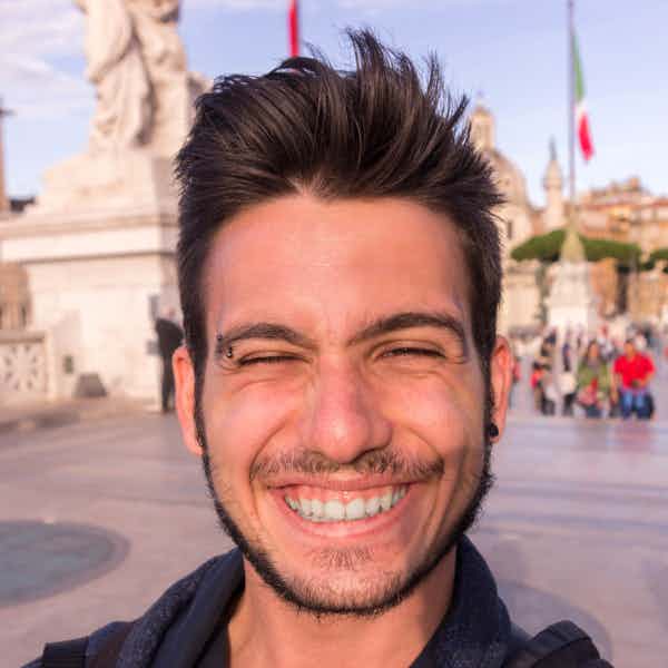 Nahaufnahme des Selfies eines Mannes für die Erstellung von Bewerbungsbildern durch KI.