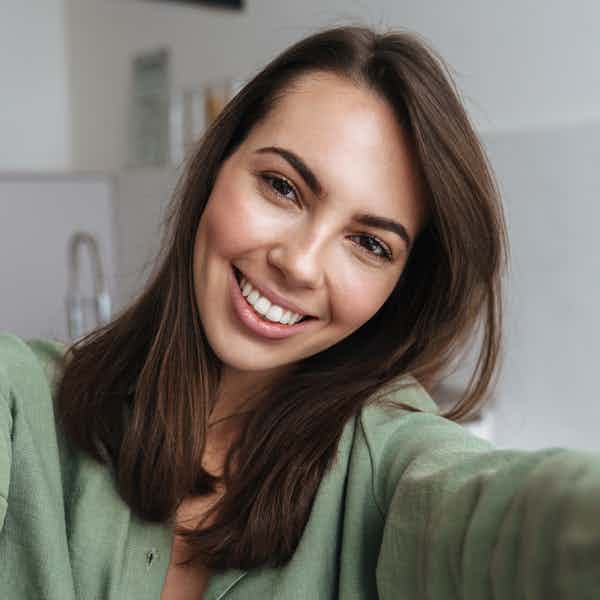 Selfie einer Frau vor der KI-gestützten Erstellung eines Bewerbungsbildes.